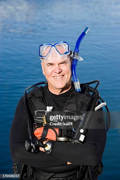 senior man in wetsuit and scuba diving equipment - deep sea diving stockfoto's en -beelden