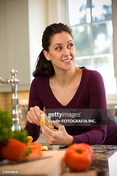 mujer joven en la cocina - mirar alrededor fotografías e imágenes de stock