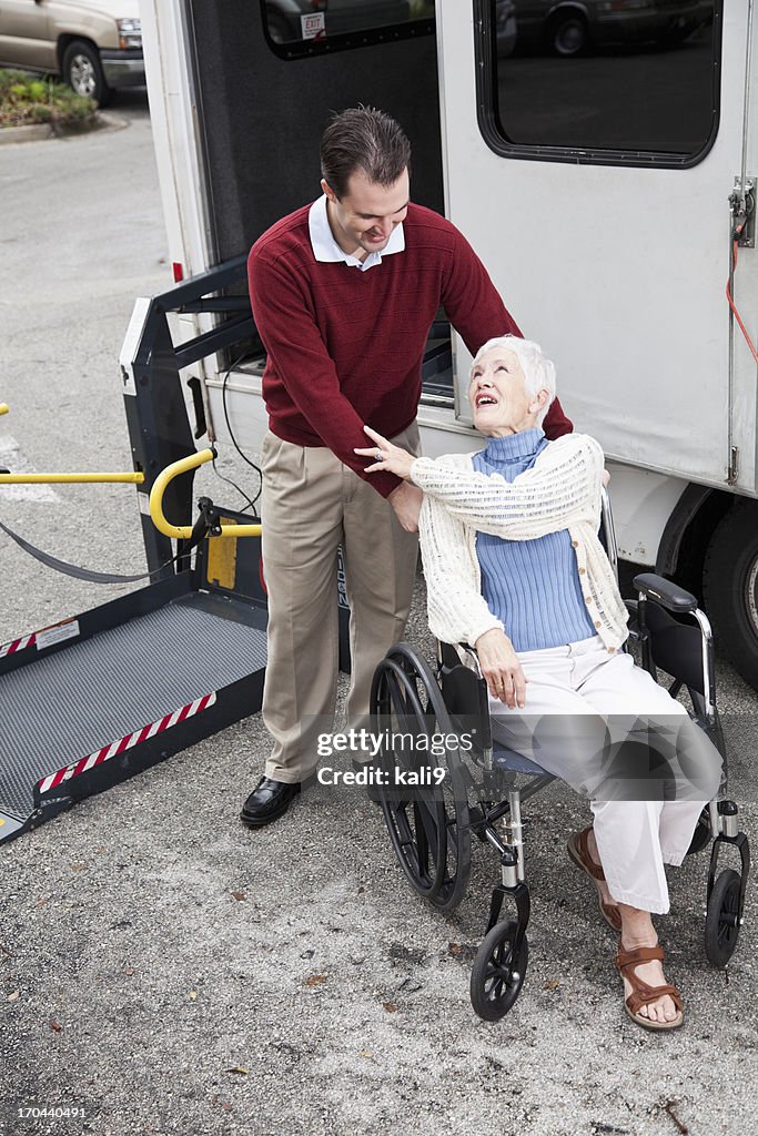 Senior Frau mit dem minibus mit rollstuhlgerechtem lift