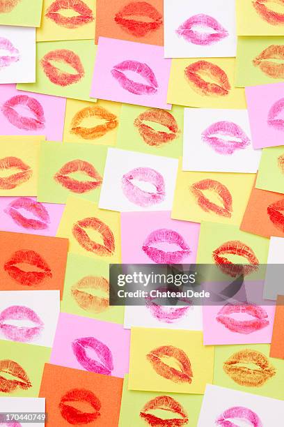 lipstick kisses background - lippenstift afdruk stockfoto's en -beelden