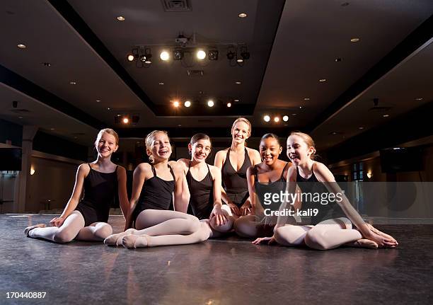 ballett-lehrer mit studenten im hörsaal auf der bühne - dance instructor stock-fotos und bilder