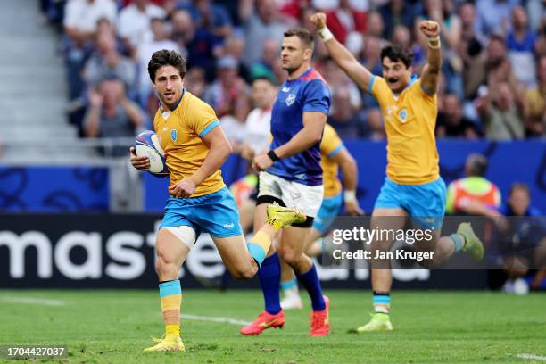 Santiago Arata of Uruguay breaks with the ball to score his team's fourth try during the Rugby World Cup France 2023 match between Uruguay and...