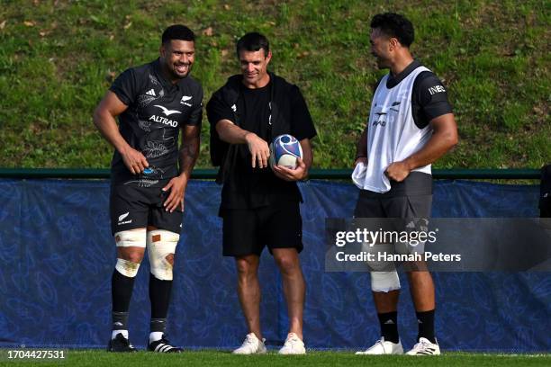 Ardie Savea of the All Blacks talks with former All Black players Dan Carter and Victor Vito during a New Zealand All Blacks training session at LOU...