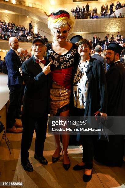 Comedian Otto Waalkes, Drag-Queen Olivia Jones and Germany's Social Democratic SPD party co-leader, Saskia Esken pose for a photo prior to a ceremony...