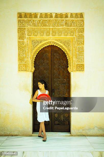 español chica con ventilador rojo en el alhambra - alhambra fotografías e imágenes de stock