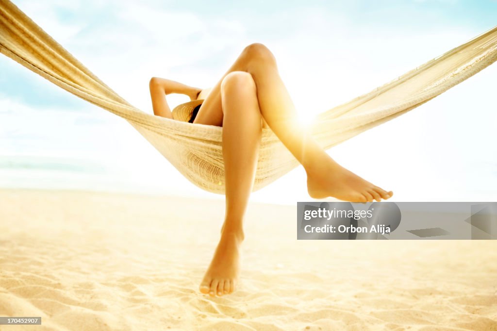Frau Entspannen in der Hängematte am Strand