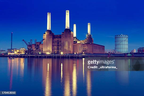 skyline of battersea power station with lake reflection - battersea power station stockfoto's en -beelden