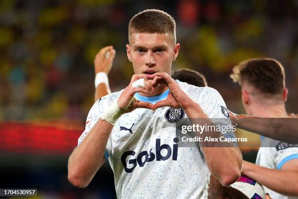 Artem Dovbyk of Girona celebrates after scoring the team's first goal during the LaLiga EA Sports match between Villarreal CF and Girona FC at...