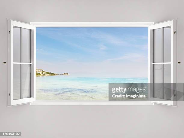 aprire la finestra con vista sull'oceano - finestra foto e immagini stock
