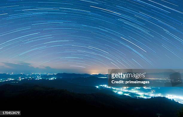 ciel étoilé de nuit au-dessus des magnifiques montagnes brumeuses - pose longue photos et images de collection