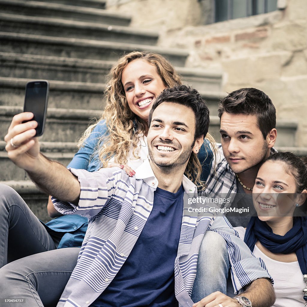 Junge Erwachsene Freunde, die ein Foto mit Smartphone