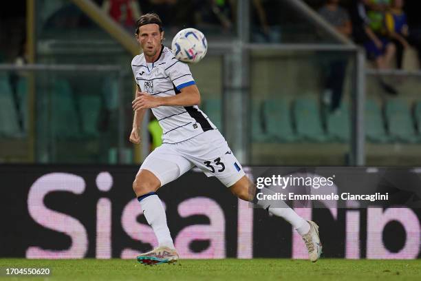 Hans Hateboer of Atalanta BC in action during the Serie A TIM match between Hellas Verona FC and Atalanta BC at Stadio Marcantonio Bentegodi on...