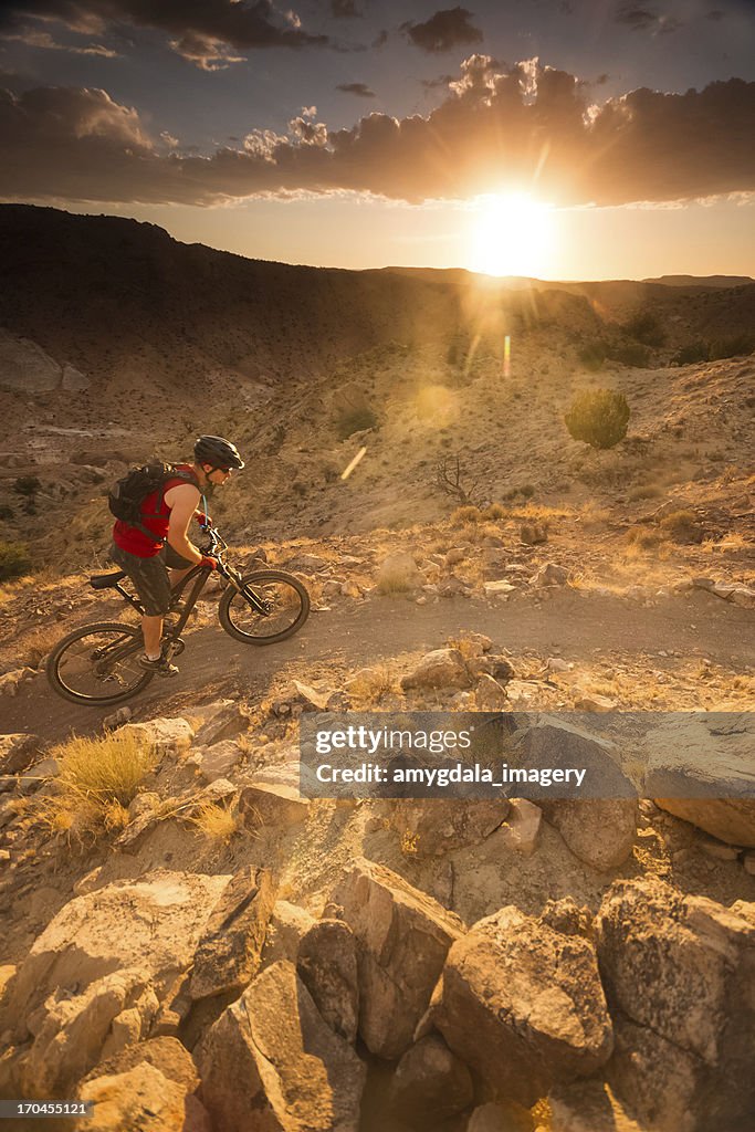 Andar de Bicicleta de montanha ao pôr do sol Paisagem