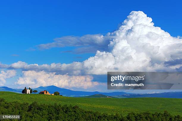 pequeña capilla de toscana - cumulonimbus fotografías e imágenes de stock