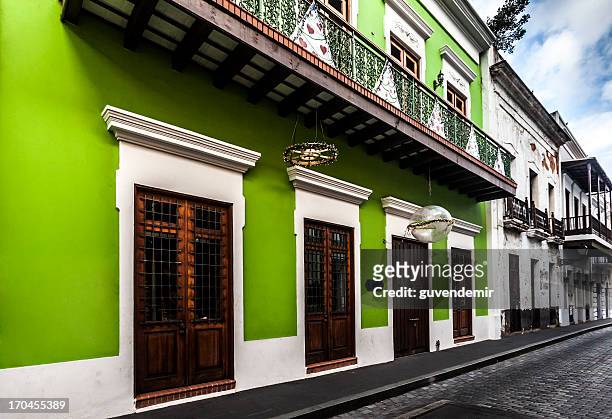 fila di case nella vecchia san juan - puerto rican culture foto e immagini stock