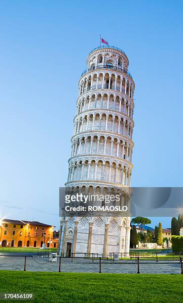 leaning tower of pisa at dusk, tuscany italy - leaning tower of pisa stockfoto's en -beelden