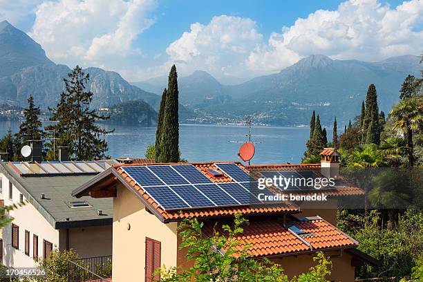 lago di como, italia - pannello solare foto e immagini stock