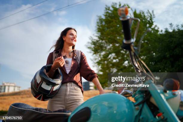 giovane pilota femminile della bicicletta con il casco - motorino foto e immagini stock