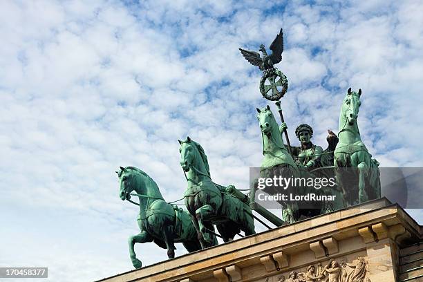 brandenburg gate sculpture - quadriga statue brandenburg gate stock pictures, royalty-free photos & images