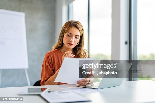 オフィス内で文書を扱う若い幸せで成功した実業家。 オフィス内で文書を扱う若い幸せで成功した実業家。