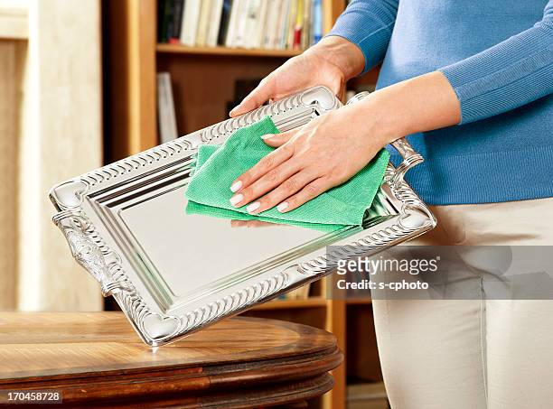 mujer limpieza cubiertos - abrillantar fotografías e imágenes de stock