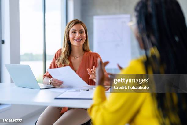 forewoman entrevistando a un candidato de trabajo - curriculum vitae fotografías e imágenes de stock