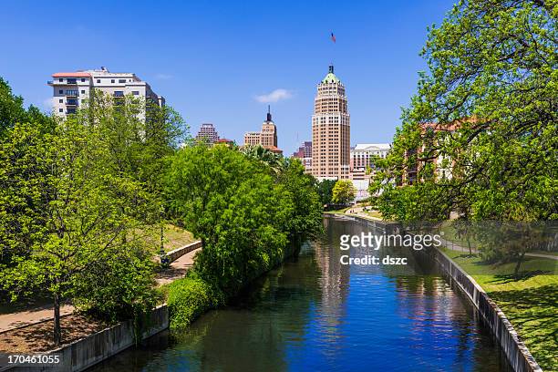 riverwalk san antonio texas skyline, park walkway along scenic canal - v texas stockfoto's en -beelden