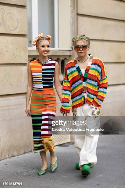 Guests are seen wearing on the left white and orange braids, orange and green eyeshadow, silver and green earrings, green shoes, a silver chocker...