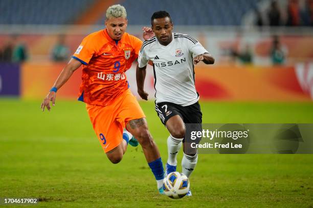 Elber of Yokohama FMarinos controls the ball during the AFC Champions League Group G match between Shandong Taishan and Yokohama F.Marinos at Jinan...