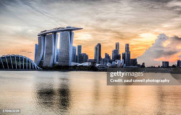 golden light over singapore - marina bay sands imagens e fotografias de stock