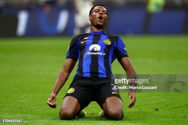 Denzel Dumfries of Inter Milan celebrates after scoring their sides first goal during the Serie A TIM match between FC Internazionale and US Sassuolo...