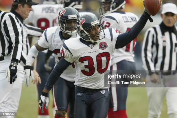 Jason Simmons of the Houston Texans recovers a fumble against the Pittsburgh Steelers on December 8, 2002 at Heinz Field in Pittsburgh, Pennsylvania....