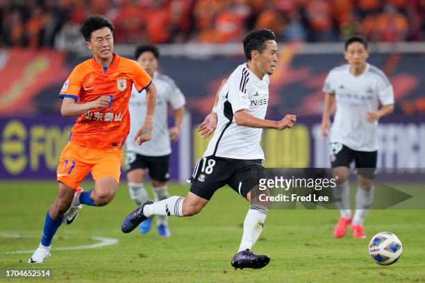 Kota Mizunuma of Yokohama F.Marinos controls the ball during the AFC Champions League Group G match between Shandong Taishan and Yokohama F.Marinos...