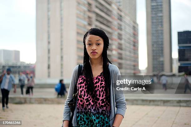 young woman in urban setting - portrait français photos et images de collection