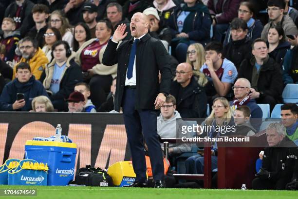 Sean Dyche, Manager of Everton, gives the team instructions during the Carabao Cup Third Round match between Aston Villa and Everton at Villa Park on...