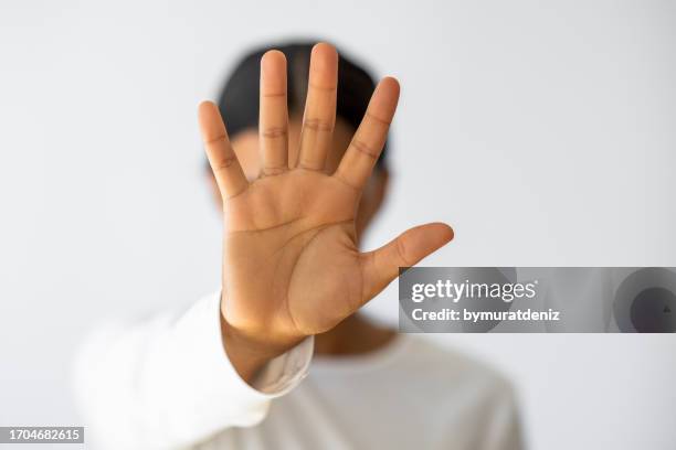 femme inquiète qui fait un geste d’arrêt de la main - stop photos et images de collection