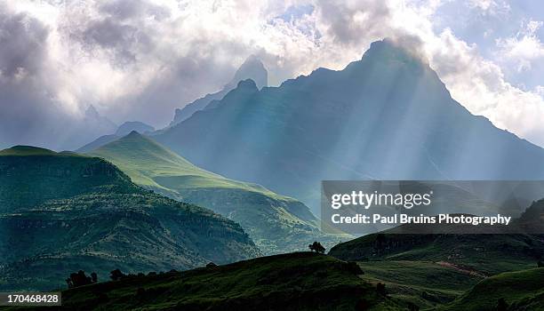 mnweni rays - drakensberg mountain range stock pictures, royalty-free photos & images