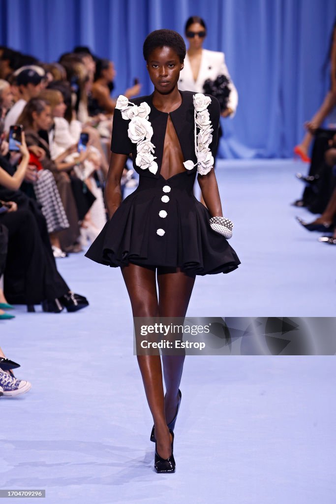 Balmain : Runway - Paris Fashion Week - Womenswear Spring/Summer 2024