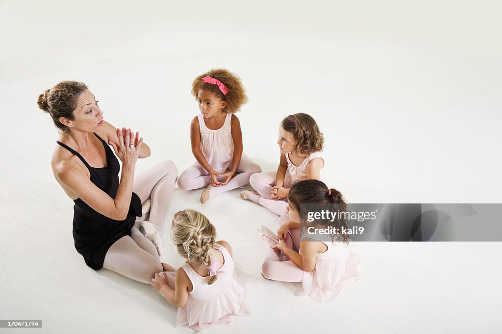 Dança professor com pouco ballerinas