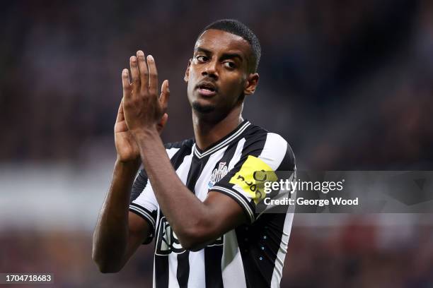 Alexander Isak of Newcastle United applauds the fans as he leaves the pitch during the Carabao Cup Third Round match between Newcastle United and...