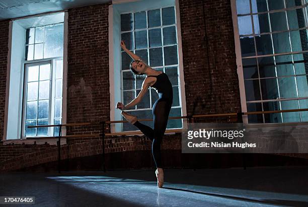 ballerina doing balance on pointe in dance studio - bale imagens e fotografias de stock