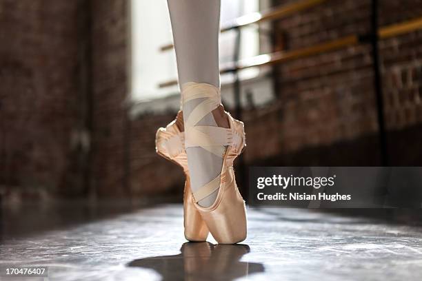 ballerina feet in sous sous en pointe - pies bailando fotografías e imágenes de stock