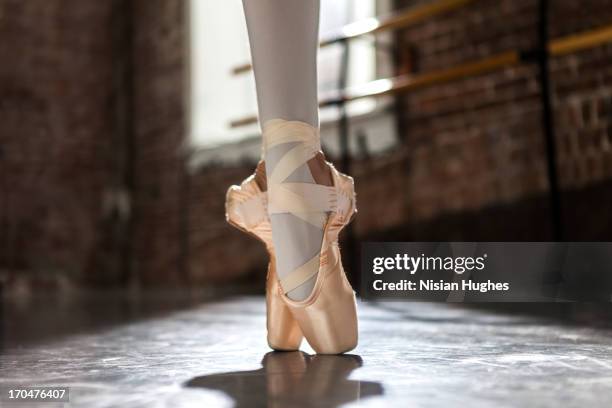 ballerina feet in sous sous en pointe - 女性ダンサー ストックフォトと画像