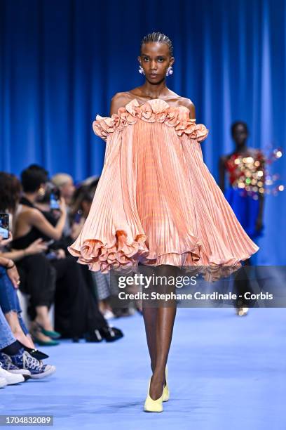 Model walks the runway during the Balmain Womenswear Spring/Summer 2024 show as part of Paris Fashion Week on September 27, 2023 in Paris, France.