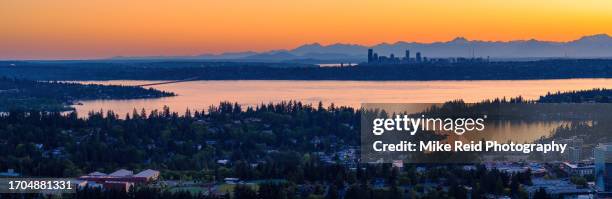 aerial bellevue to mercer island to seattle sunset - bellevue skyline stock-fotos und bilder