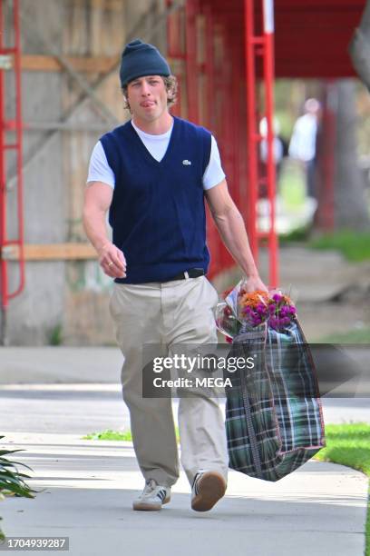 Jeremy Allen White is seen at a farmers market on October 1, 2023 in Los angeles, California.