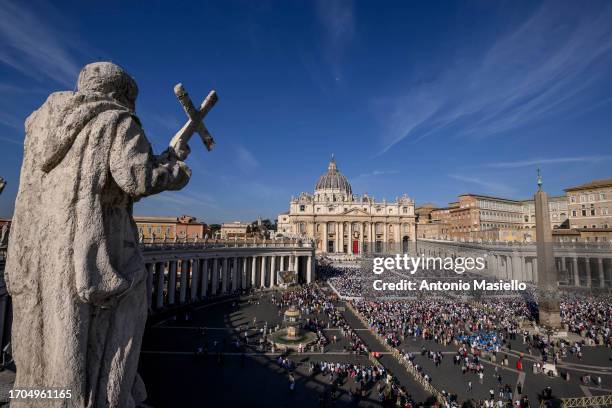 General view shows the St. Peter's Square during the Holy Mass with the College of Cardinals for the Opening of the XVI Ordinary General Assembly of...