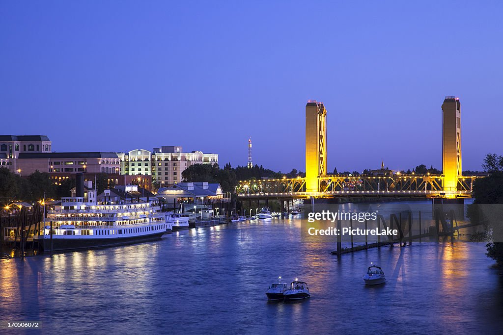 Sacramento River und der Tower Bridge bei Sonnenuntergang