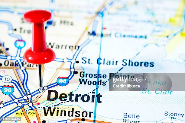 us cities on map series: detroit, michigan - detroit michigan map stock pictures, royalty-free photos & images