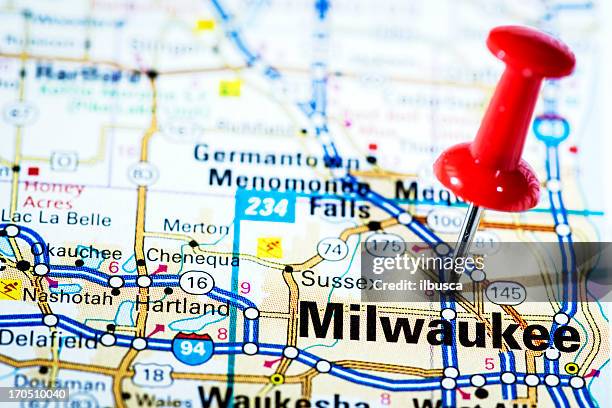 us cities on map series: milwaukee, wisconsin - milwaukee stock pictures, royalty-free photos & images